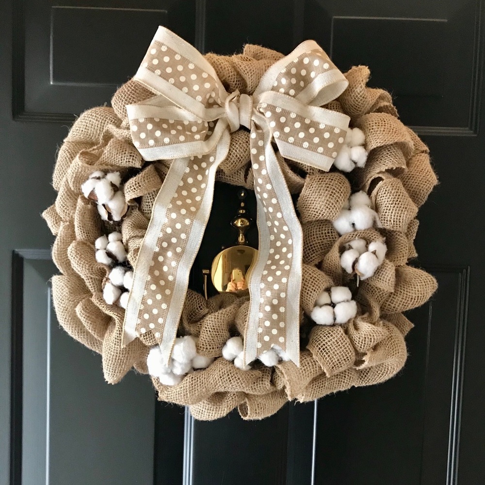 customizable burlap wreaths.